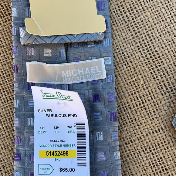 🎯NWT Michael Kors 100% Silk tie Geo Design gray lavender - Picture 6 of 6